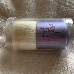 Kelly Osbourne Kabuki Brush